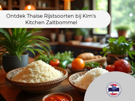 Twee rieten manden gevuld met rijst staan op een houten tafel in een sfeervolle keuken. Op de achtergrond zijn verschillende verse groenten zoals tomaten en paprika's te zien,
