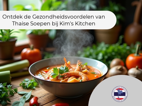 Stoomende kom met zeevruchtensoep, gegarneerd met een garnaal en peterselie, op een rustieke houten tafel omgeven door verse groenten en