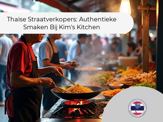 Een oudere man in een rood shirt en zwarte schort staat bij een kraam op een drukke voedselmarkt en bereidt noedels in een wok boven een open vuur.